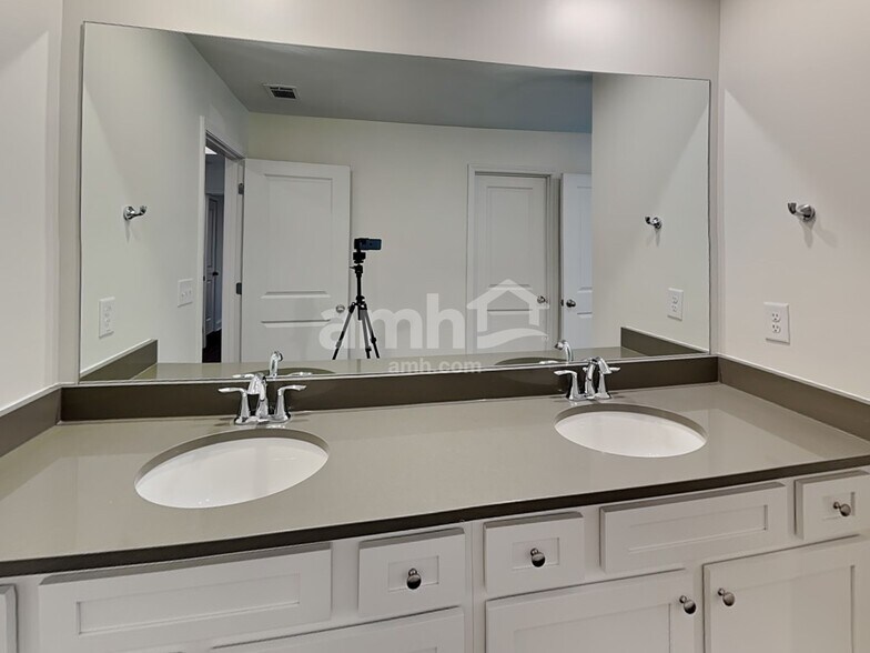 Building Photo - 3860 Chivalry Dr