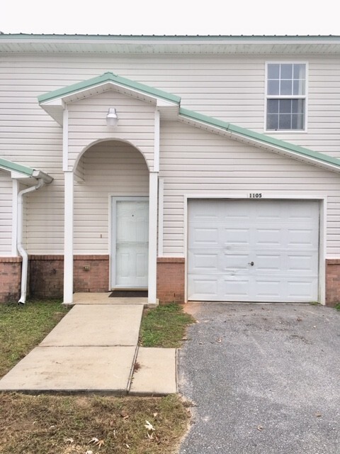 Primary Photo - Cute 2 Bedroom 2.5 Bath 1 Car Garage Prope...