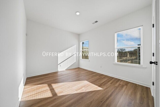 Building Photo - 1571 Court Ave