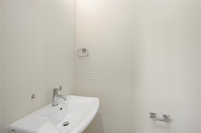 Building Photo - 2110 Live Oak St