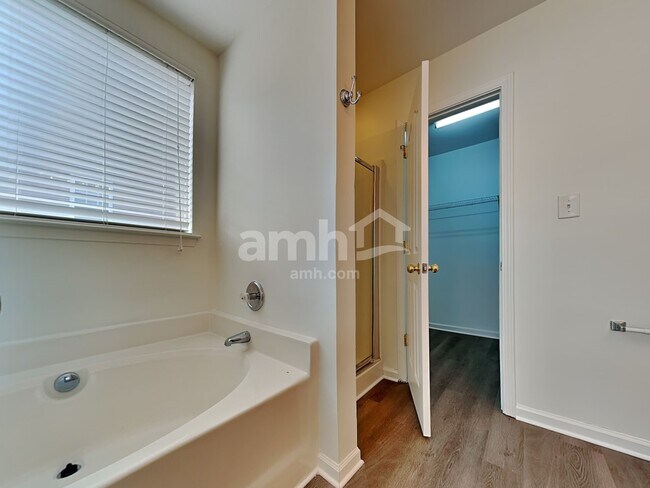 Building Photo - 194 Mott Rd