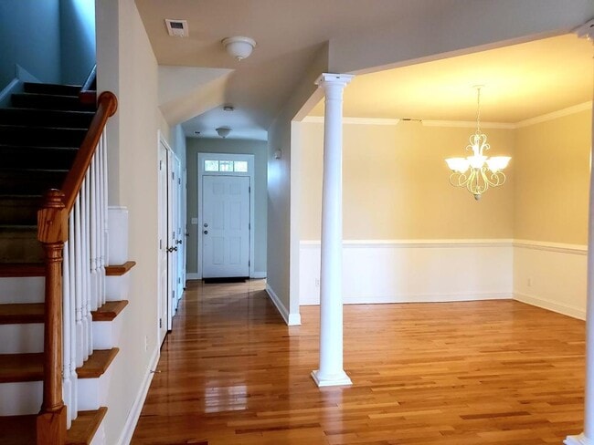 Building Photo - 102 Alden Village Ct