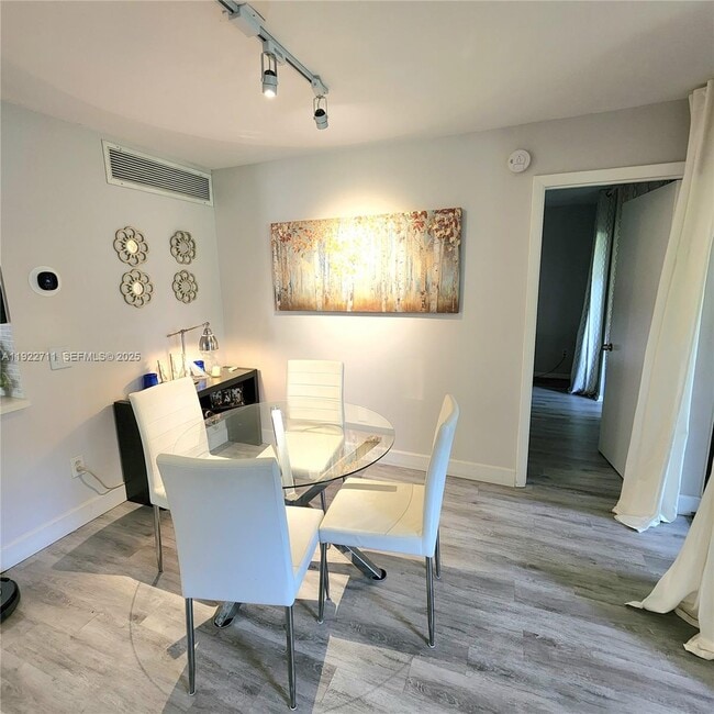 Building Photo - 20240 NE 3rd Ct