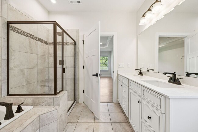 Building Photo - 5BR/3.5BA home offers stylish and function...