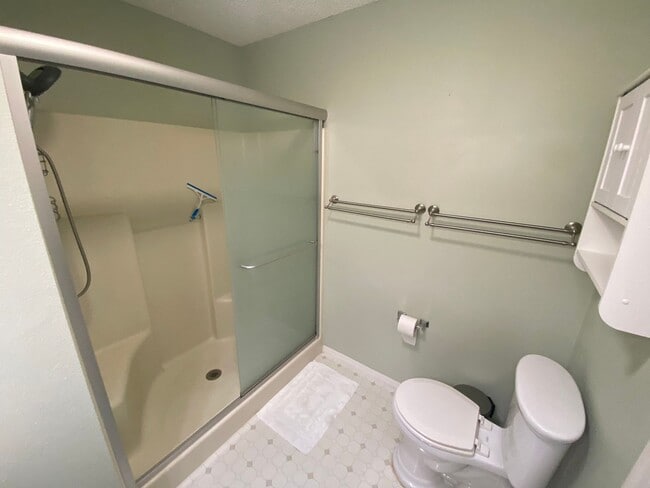 Building Photo - Beautiful 2 + 2 Villa, Turnkey ANNUAL Leas...