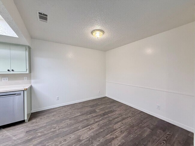 Building Photo - Minnie