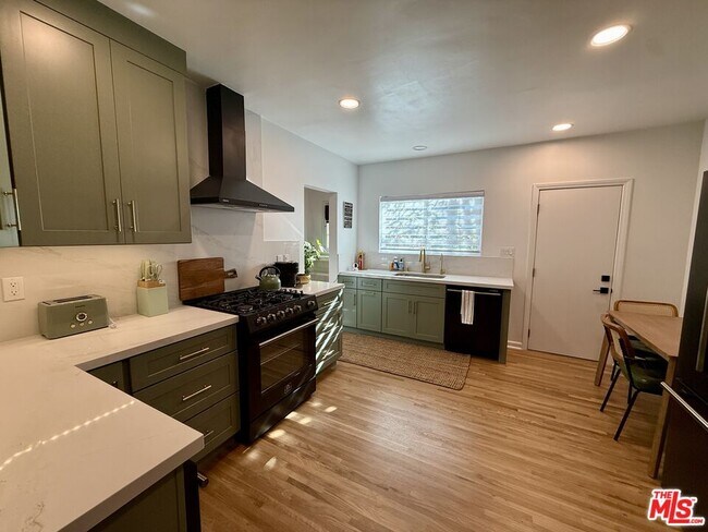 Building Photo - 951 N Martel Ave