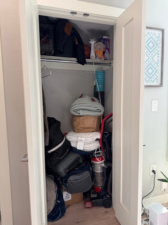 Building Photo - 415 E 7th St