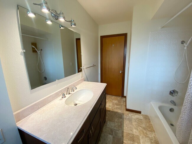 Building Photo - Price reduced! Nicely updated kitchen in t...