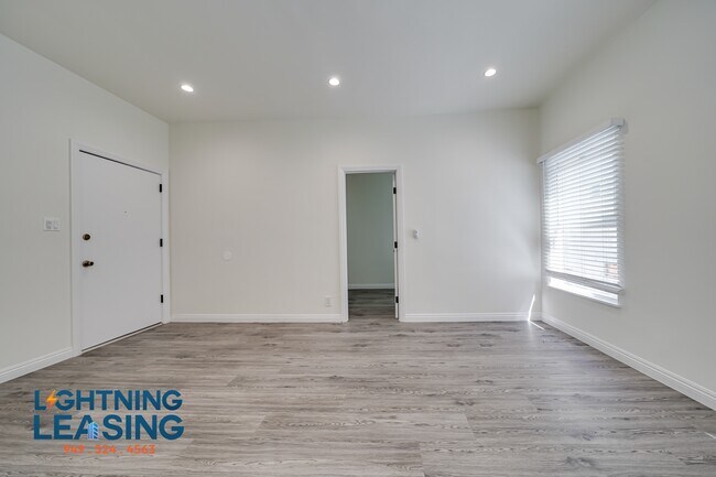 Building Photo - 402 N Coronado St