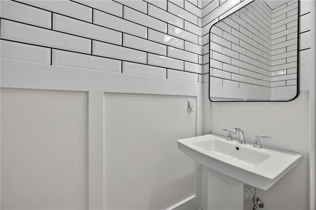 Building Photo - 124 W Wieuca Rd NE