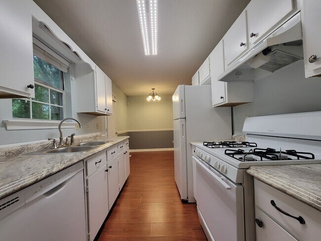 Building Photo - Charming Douglasville Home with Bonus Base...