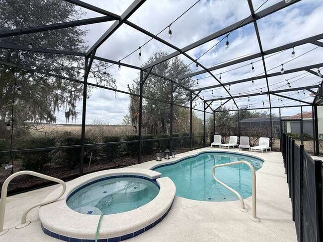 Building Photo - 8032 Oak Shadow Ct