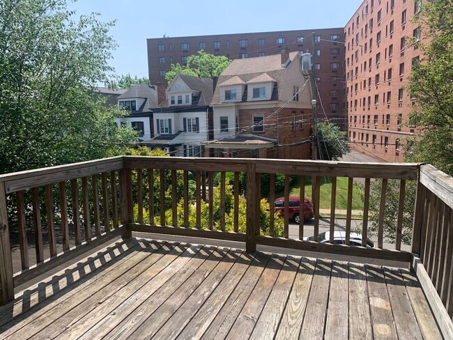 Building Photo - Spacious Two Story duplex on Walnut Street!