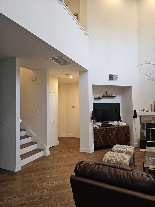 Building Photo - Modern 3BD/3BA Townhouse in Prime Union Ci...