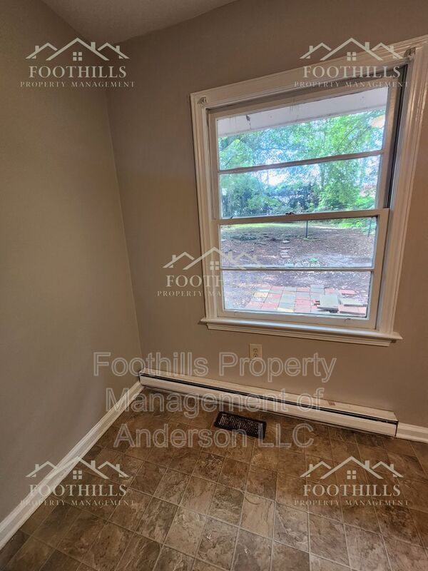Building Photo - 204 Pine Ln