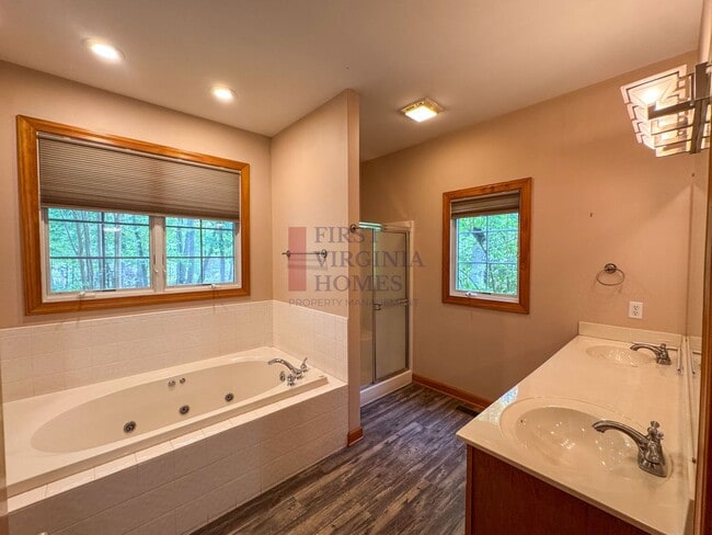 Building Photo - 25 Fleetwood Dr