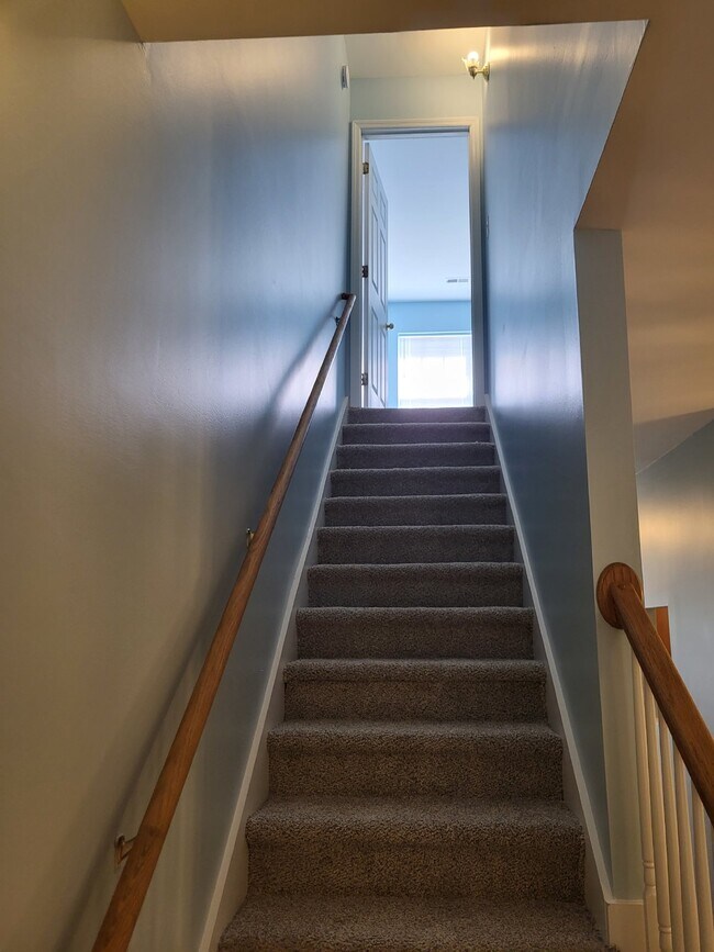 Building Photo - "Charming 2-Bedroom Townhouse on Skillmaster Court with Gleaming Hardwood Floors!"