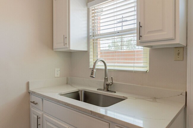 Building Photo - 305-315 N Highland Ave