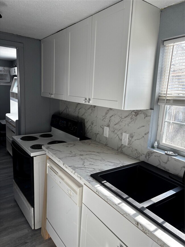 Building Photo - 100B Ross St