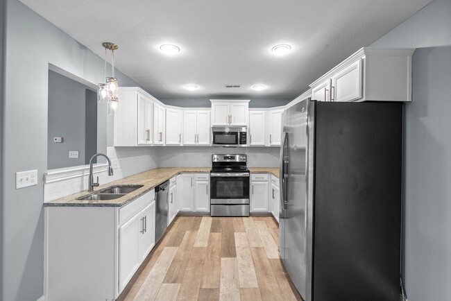Building Photo - Pet Friendly Three Bedroom with Bonus!