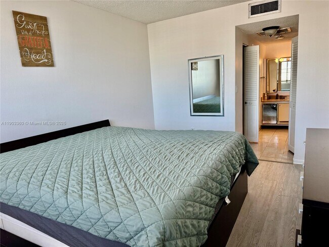 Building Photo - 300 Bayview Dr