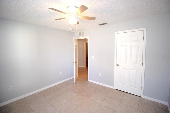 Building Photo - 12 Round Table Ln