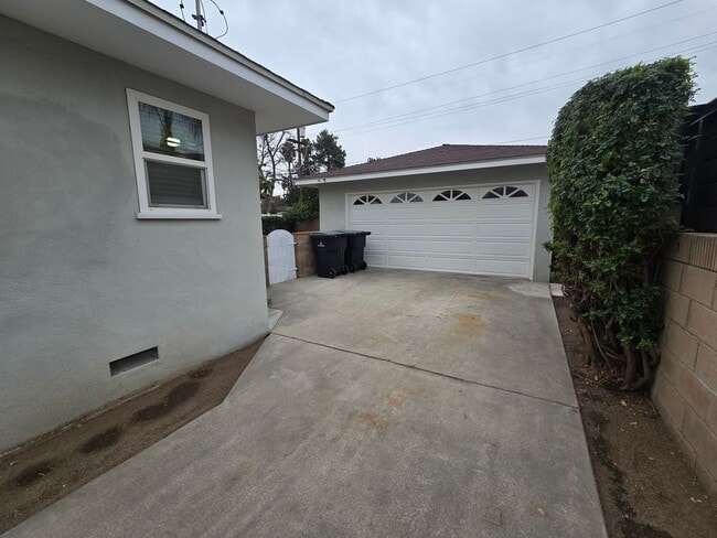 Building Photo - Charming Single Story Home