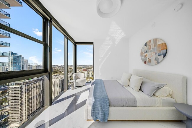 Building Photo - 700 NE 24th St