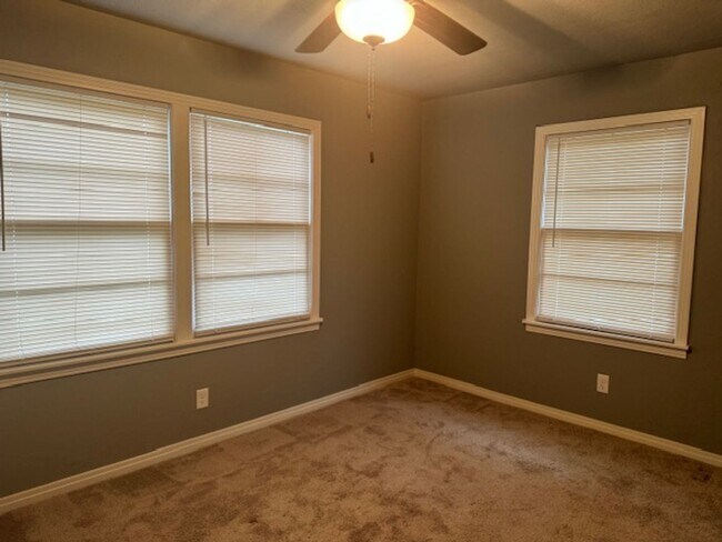 Building Photo - 1105 N White Oak Rd