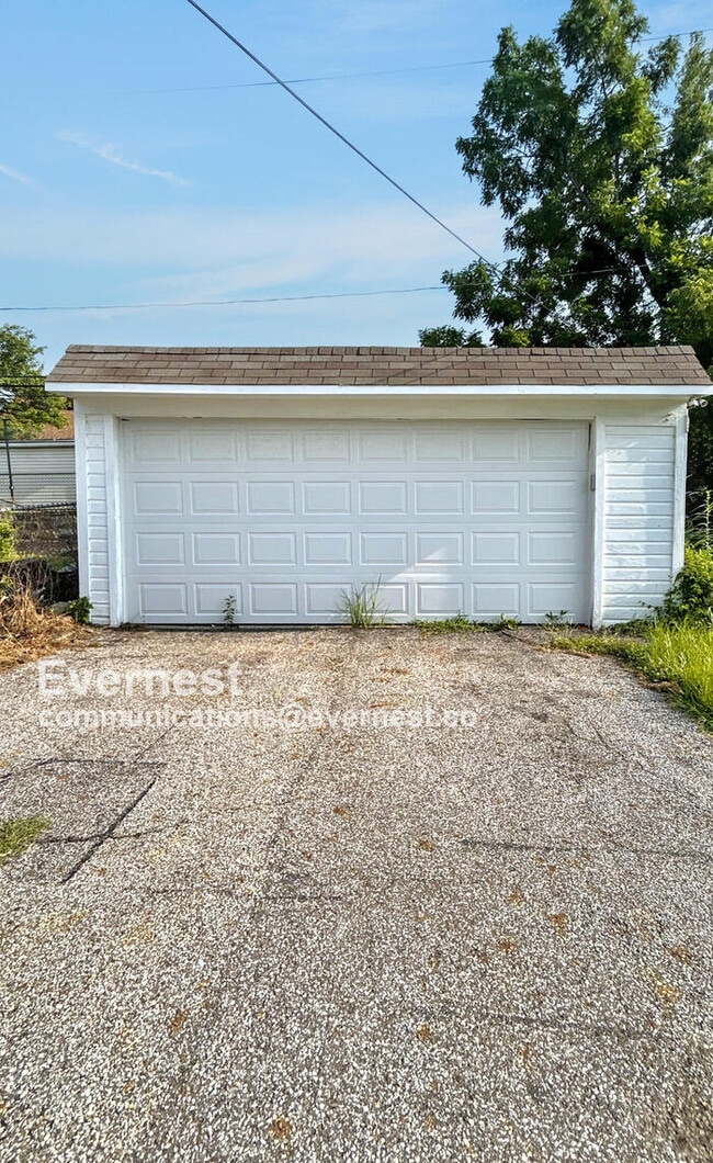 Building Photo - 3 Bed, 1 Bath Home with Great Space / Avai...
