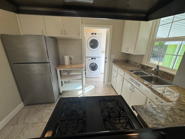 Building Photo - 2 bedroom | 1 bathroom | Tahoe Park single...