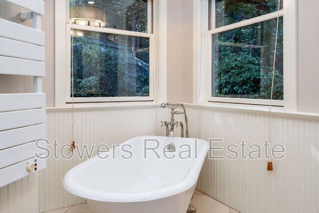 Building Photo - 775 Kirkcrest Rd