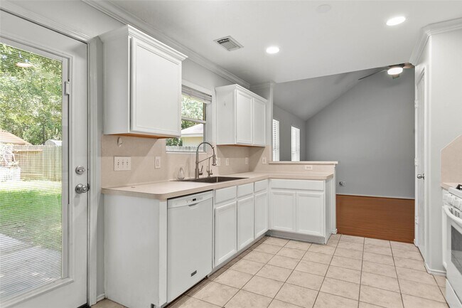 Building Photo - 6 Thicket Grove Pl