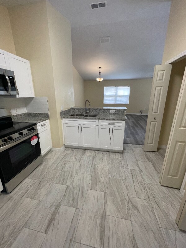 Building Photo - 2704 E 19th Ave