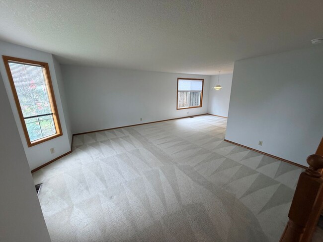 Building Photo - Wonderful 4 bedroom in desirable Hillsboro neighborhood.