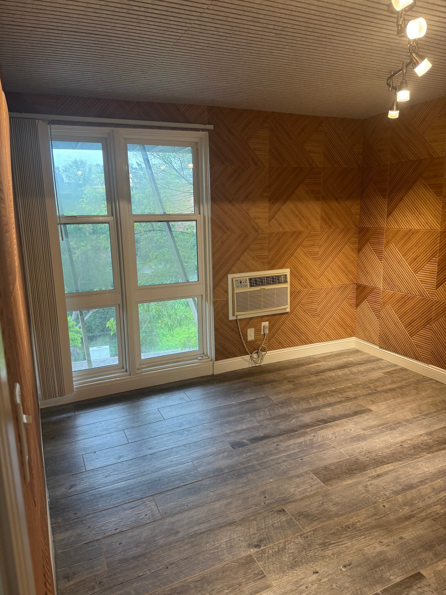 Building Photo - 2300 Sunset Heights Dr