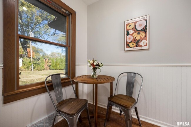 Building Photo - 205 W Glen Ave