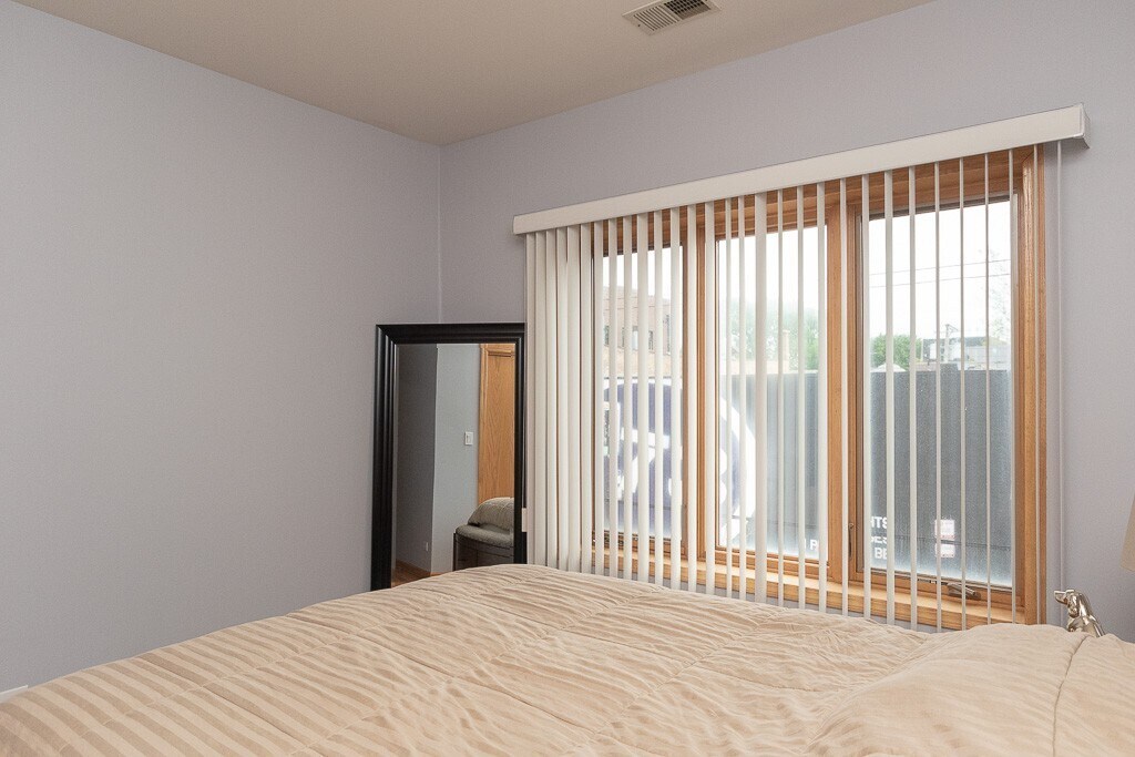 Building Photo - 1222 W Belmont Ave