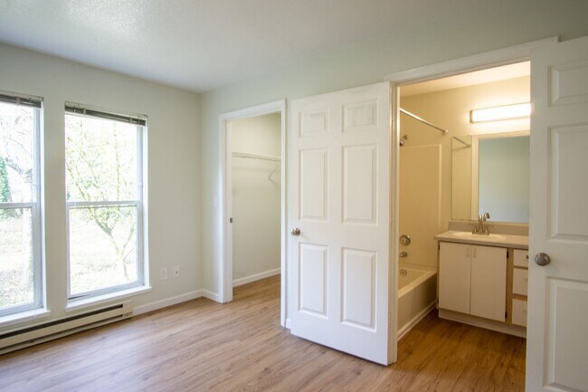 Building Photo - Beautiful & Spacious 2 Bed 2 Bath by Lair Hill Park!