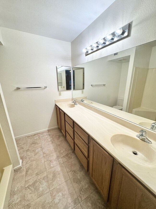 Building Photo - 3 Bedroom / 2 Bath Single Level Home In Gl...