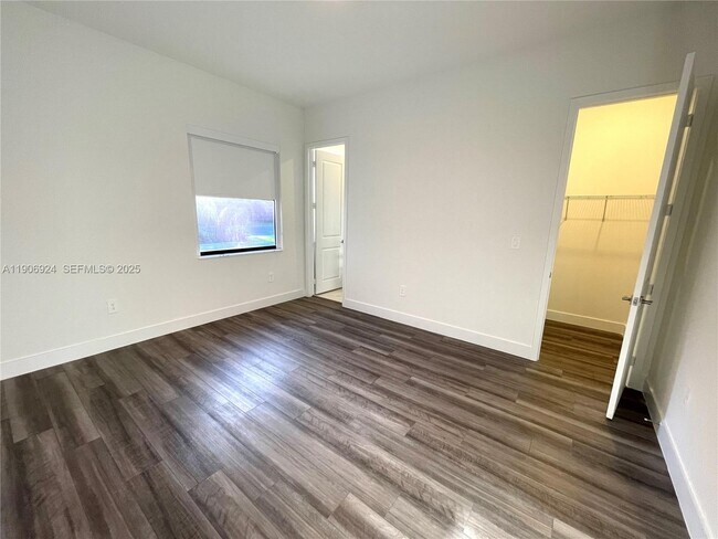 Building Photo - 11181 SW 92nd Ave