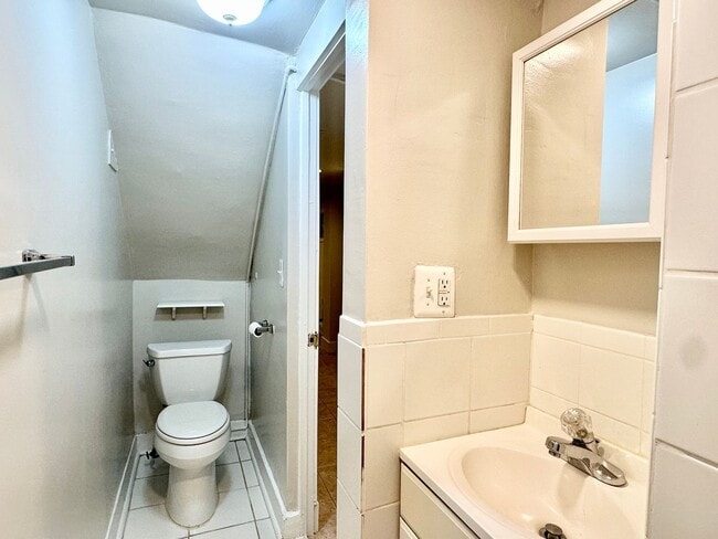 Building Photo - 3 bed 2 bath - Parking!!!  Pets Welcome!!!