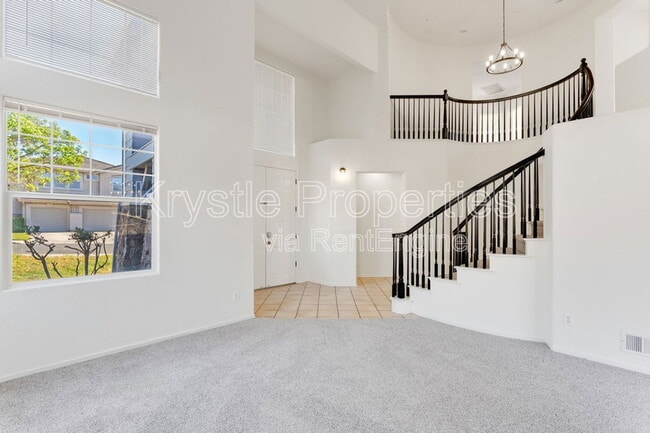 Building Photo - 35 Goldfinch Dr