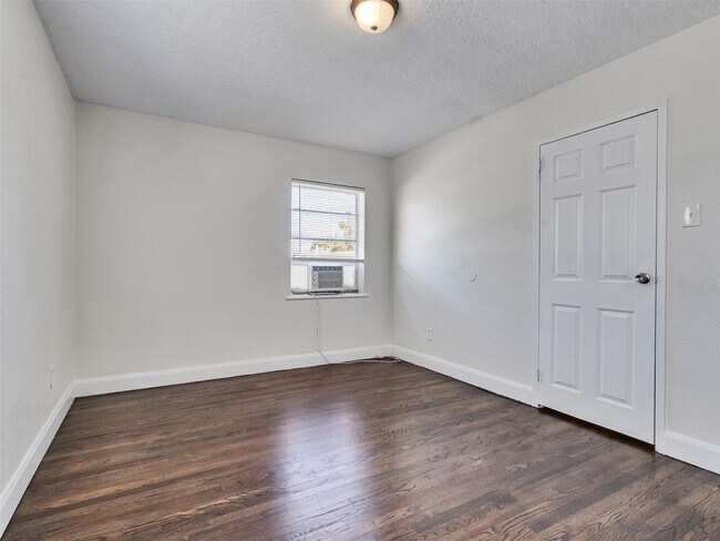 Building Photo - 7626 Pecan Villas Dr