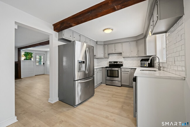 Building Photo - 99 Ramapoo Rd