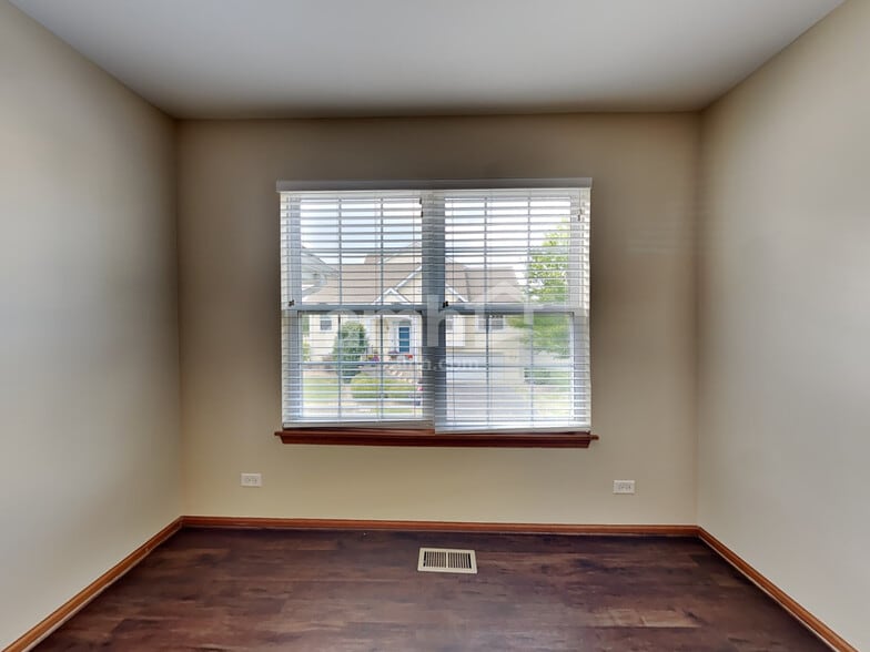 Building Photo - 617 Lincoln Station Dr