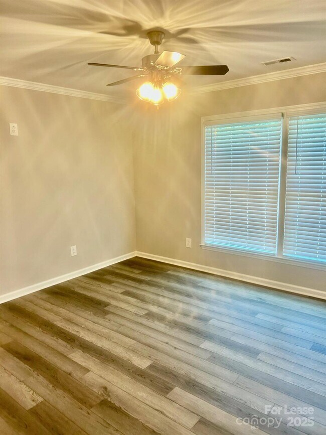 Building Photo - 725 Brookside Dr