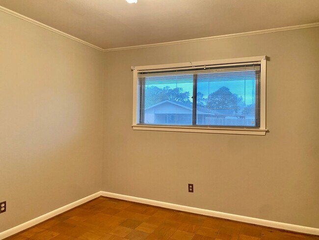 Building Photo - Charming 3 bed/2 bath home near Camellia B...