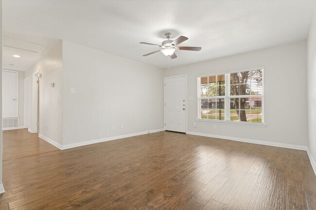 Building Photo - 5-BEDROOM HOME IN WILSHIRE TERRACE